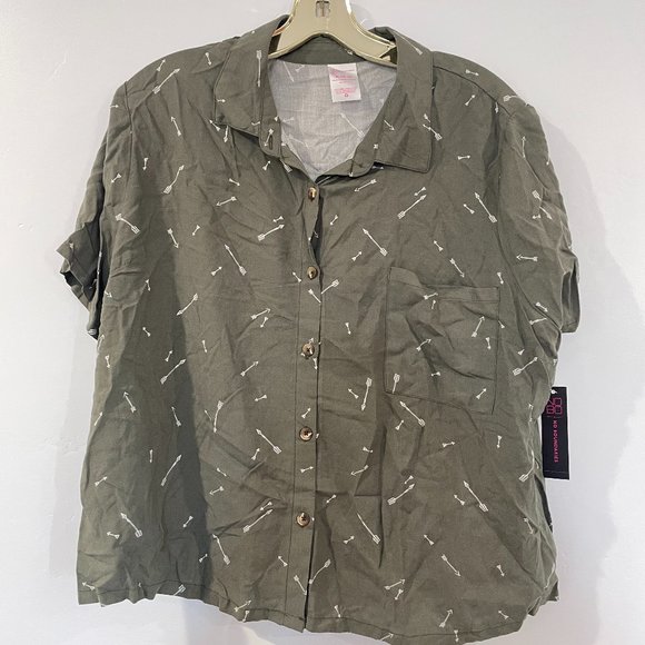 No Boundaries Tops - NWTs No Boundaries Button up Green Arrow Shirt (XL)